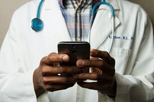 médecin avec téléphone portable